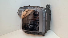 Laden Sie das Bild in den Galerie-Viewer, Frontscheinwerfer Hyundai Staria 92101CG200 Links Scheinwerfer Headlight SCH2479208208ll