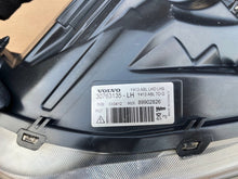 Load image into Gallery viewer, Frontscheinwerfer Volvo 30763135 89902826 Links Scheinwerfer Headlight SCH2489323624sp