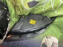 Laden Sie das Bild in den Galerie-Viewer, Frontscheinwerfer Volvo S40 V50 30698885 30698886 Ein Satz Headlight SCH2560879033tn