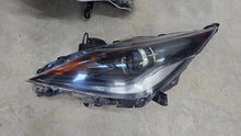 Laden Sie das Bild in den Galerie-Viewer, Frontscheinwerfer Toyota Aygo 811300H131 Ein Stück (Rechts oder Links) Headlight SCH2627488933al