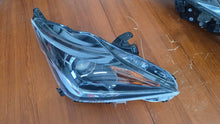Laden Sie das Bild in den Galerie-Viewer, Frontscheinwerfer Toyota Aygo 811300H131 Ein Stück (Rechts oder Links) Headlight SCH2627488933al