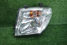 Laden Sie das Bild in den Galerie-Viewer, Frontscheinwerfer Nissan Navara D40 Pathfinder III 26060-EB30A Links Headlight SCH2671800950nu