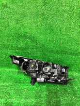 Laden Sie das Bild in den Galerie-Viewer, Frontscheinwerfer Ford Kuga GV41-13D155-EG Xenon Links Scheinwerfer Headlight SCH2678962597la