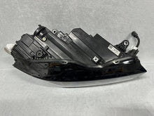 Laden Sie das Bild in den Galerie-Viewer, Frontscheinwerfer Skoda Superb 3P1941016B- Xenon Rechts Scheinwerfer Headlight SCH2691892253dr