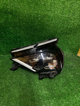 Laden Sie das Bild in den Galerie-Viewer, Frontscheinwerfer Citroën C4 III 9830649480 Links Scheinwerfer Headlight SCH2729765074lx
