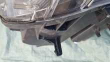 Laden Sie das Bild in den Galerie-Viewer, Frontscheinwerfer Mercedes-Benz Sprinter A9068205700 Rechts Headlight SCH2743997994wt