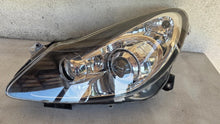 Laden Sie das Bild in den Galerie-Viewer, Frontscheinwerfer Opel Corsa D 89313379 Links Scheinwerfer Headlight SCH2783923970gu