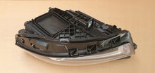 Laden Sie das Bild in den Galerie-Viewer, Frontscheinwerfer Mercedes-Benz W177 A1779063905 Ein Stück (Rechts oder Links) SCH2839281239rz