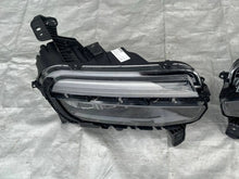 Laden Sie das Bild in den Galerie-Viewer, Frontscheinwerfer Jeep 522187190 Ein Satz Scheinwerfer Headlight SCH2844208369si