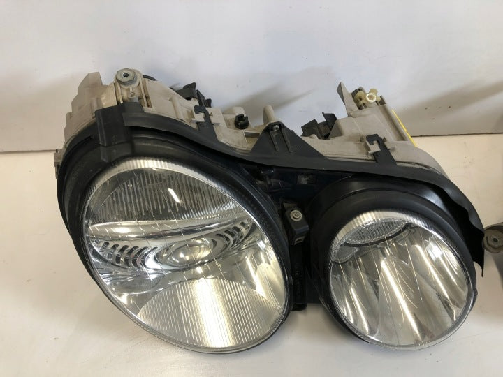 Frontscheinwerfer Mercedes-Benz 2158201961 Ein Stück (Rechts oder Links) SCH3018078046kn