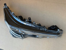 Laden Sie das Bild in den Galerie-Viewer, Frontscheinwerfer Toyota Corolla 81130-02S70 LED Rechts Scheinwerfer Headlight SCH3175097110zf
