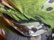 Laden Sie das Bild in den Galerie-Viewer, Frontscheinwerfer Toyota Avensis H279HL-AE Xenon Ein Satz Scheinwerfer Headlight SCH3298102407bi