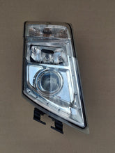 Laden Sie das Bild in den Galerie-Viewer, Frontscheinwerfer Volvo 82304585 Rechts Scheinwerfer Headlight SCH3335005803bh