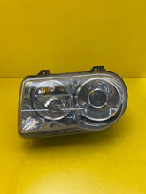 Laden Sie das Bild in den Galerie-Viewer, Frontscheinwerfer Chrysler 300c 04805761AG Xenon Links Scheinwerfer Headlight SCH3470333943qa