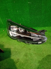 Laden Sie das Bild in den Galerie-Viewer, Frontscheinwerfer Ford Focus CSC25640 Rechts Scheinwerfer Headlight SCH3483341837ja