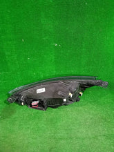 Laden Sie das Bild in den Galerie-Viewer, Frontscheinwerfer Ford Focus CSC25640 Rechts Scheinwerfer Headlight SCH3483341837ja