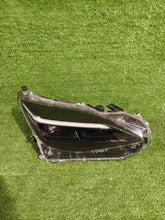 Laden Sie das Bild in den Galerie-Viewer, Frontscheinwerfer Toyota Yaris Cross OD-312 Rechts Scheinwerfer Headlight SCH3508728998oh