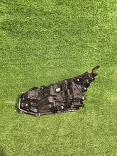 Laden Sie das Bild in den Galerie-Viewer, Frontscheinwerfer Toyota Yaris Cross OD-312 Rechts Scheinwerfer Headlight SCH3508728998oh