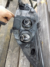 Laden Sie das Bild in den Galerie-Viewer, Frontscheinwerfer Ford Focus 8M51-13005-CD Xenon Ein Satz Scheinwerfer Headlight SCH3521041934ta