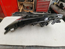 Laden Sie das Bild in den Galerie-Viewer, Frontscheinwerfer Toyota Chr 81150F4240 Links Scheinwerfer Headlight SCH3541078673ee