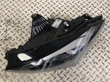 Laden Sie das Bild in den Galerie-Viewer, Frontscheinwerfer BMW 2 Active Tourer U06 5A431C3-07 Links Headlight SCH3592962684ga