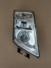 Laden Sie das Bild in den Galerie-Viewer, Frontscheinwerfer Volvo 82304585 Rechts Scheinwerfer Headlight SCH3677324984os