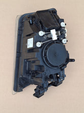 Laden Sie das Bild in den Galerie-Viewer, Frontscheinwerfer Volvo 82304585 Rechts Scheinwerfer Headlight SCH3677324984os