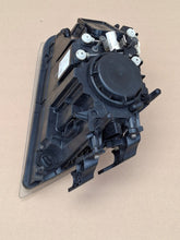 Laden Sie das Bild in den Galerie-Viewer, Frontscheinwerfer Volvo 82304585 Rechts Scheinwerfer Headlight SCH3677324984os