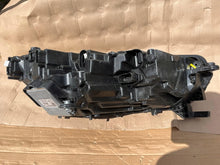 Laden Sie das Bild in den Galerie-Viewer, Frontscheinwerfer Skoda Octavia IV 0301118233AB Links Scheinwerfer Headlight SCH3731331816rp