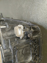 Laden Sie das Bild in den Galerie-Viewer, Frontscheinwerfer Volvo 22239056 Links Scheinwerfer Headlight SCH3744067027cp
