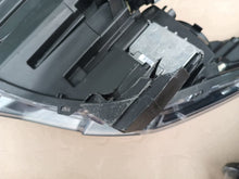 Laden Sie das Bild in den Galerie-Viewer, Frontscheinwerfer Peugeot 5008 9805525580 9805525480 Ein Satz Headlight SCH3885058119is