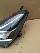 Laden Sie das Bild in den Galerie-Viewer, Frontscheinwerfer Toyota Yaris 0D-197 Links Scheinwerfer Headlight SCH3930676347pu