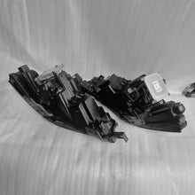 Load image into Gallery viewer, Frontscheinwerfer Mazda 3 BCJH-51030 BCJH-51040 Ein Satz Scheinwerfer Headlight SCH3952897023zc