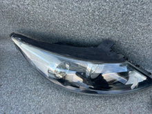 Load image into Gallery viewer, Frontscheinwerfer Kia Sportage 92102-3U210 Ein Satz Scheinwerfer Headlight SCH4001182540ip