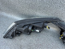 Load image into Gallery viewer, Frontscheinwerfer Kia Sportage 92102-3U210 Ein Satz Scheinwerfer Headlight SCH4001182540ip