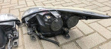 Laden Sie das Bild in den Galerie-Viewer, Frontscheinwerfer Ford Focus I 8M51-13D153-CD Ein Satz Scheinwerfer Headlight SCH4051792984tz