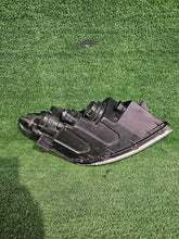 Load image into Gallery viewer, Frontscheinwerfer Hyundai I30 921012R010 Links Scheinwerfer Headlight SCH4130750743zt