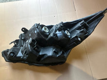 Laden Sie das Bild in den Galerie-Viewer, Frontscheinwerfer Toyota Aygo X 0H-31 Rechts Scheinwerfer Headlight SCH4178560018kx