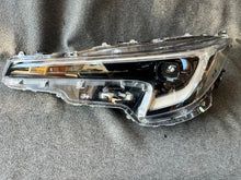 Laden Sie das Bild in den Galerie-Viewer, Frontscheinwerfer Toyota Corolla 81150-02X10 Links Scheinwerfer Headlight SCH4403403768he