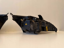 Laden Sie das Bild in den Galerie-Viewer, Frontscheinwerfer Ford Focus MCJ34510KOD 85122000 Ein Satz Headlight SCH4731550357zm