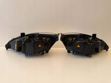 Laden Sie das Bild in den Galerie-Viewer, Frontscheinwerfer Ford Focus MCJ34510KOD 85122000 Ein Satz Headlight SCH4731550357zm