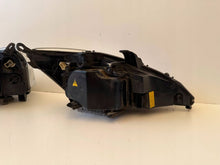 Laden Sie das Bild in den Galerie-Viewer, Frontscheinwerfer Ford Focus MCJ34510KOD 85122000 Ein Satz Headlight SCH4731550357zm