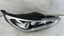 Laden Sie das Bild in den Galerie-Viewer, Frontscheinwerfer Hyundai I30 94921-21060 Rechts Scheinwerfer Headlight SCH4763062373dp