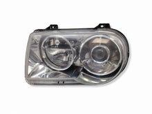 Laden Sie das Bild in den Galerie-Viewer, Frontscheinwerfer Chrysler 300c 04805761AI Rechts Scheinwerfer Headlight SCH4772214858fb