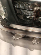 Load image into Gallery viewer, Frontscheinwerfer Dacia Duster 260609367R Links Scheinwerfer Headlight SCH4833799001tb