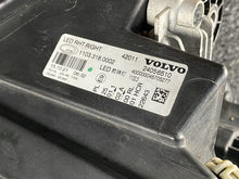 Laden Sie das Bild in den Galerie-Viewer, Frontscheinwerfer Volvo III 24056510 Rechts Scheinwerfer Headlight SCH4835439333mj