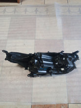 Laden Sie das Bild in den Galerie-Viewer, Frontscheinwerfer Toyota Yaris 81130K0060 Links Scheinwerfer Headlight SCH5402466091fg