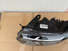 Laden Sie das Bild in den Galerie-Viewer, Frontscheinwerfer Dacia Duster 260602465R Links Scheinwerfer Headlight SCH5433389678az