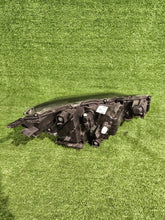 Laden Sie das Bild in den Galerie-Viewer, Frontscheinwerfer Toyota Yaris Cross 0D-312 Links Scheinwerfer Headlight SCH5678416065or