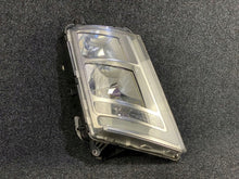 Laden Sie das Bild in den Galerie-Viewer, Frontscheinwerfer Volvo 22239220 Rechts Scheinwerfer Headlight SCH5770995462wt